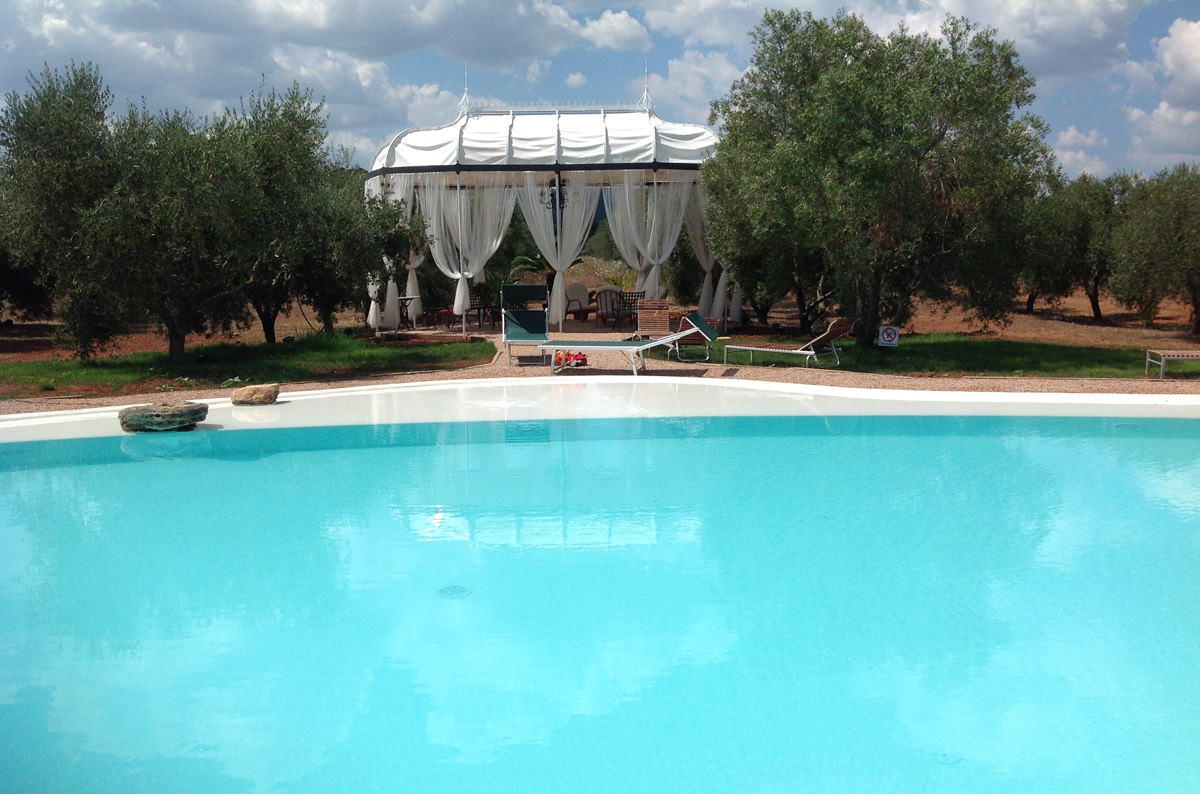 Piscina con gazebo